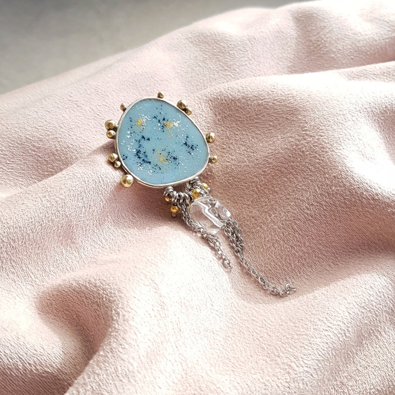 Blue brooch with rock crystal and metal chains, 胸針 - 胸针 - 珐琅 蓝色