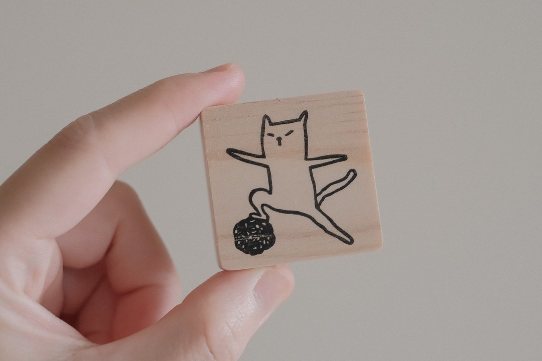【手刻印章-猫奴必备】猫猫招式 01 踩毛线球 - 印章/印台 - 橡胶 