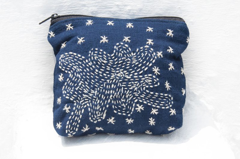 手工蓝染刺绣零钱包 收纳包 小包 杂物包 耳机收纳袋 悠游卡套-花 - 零钱包 - 棉．麻 蓝色