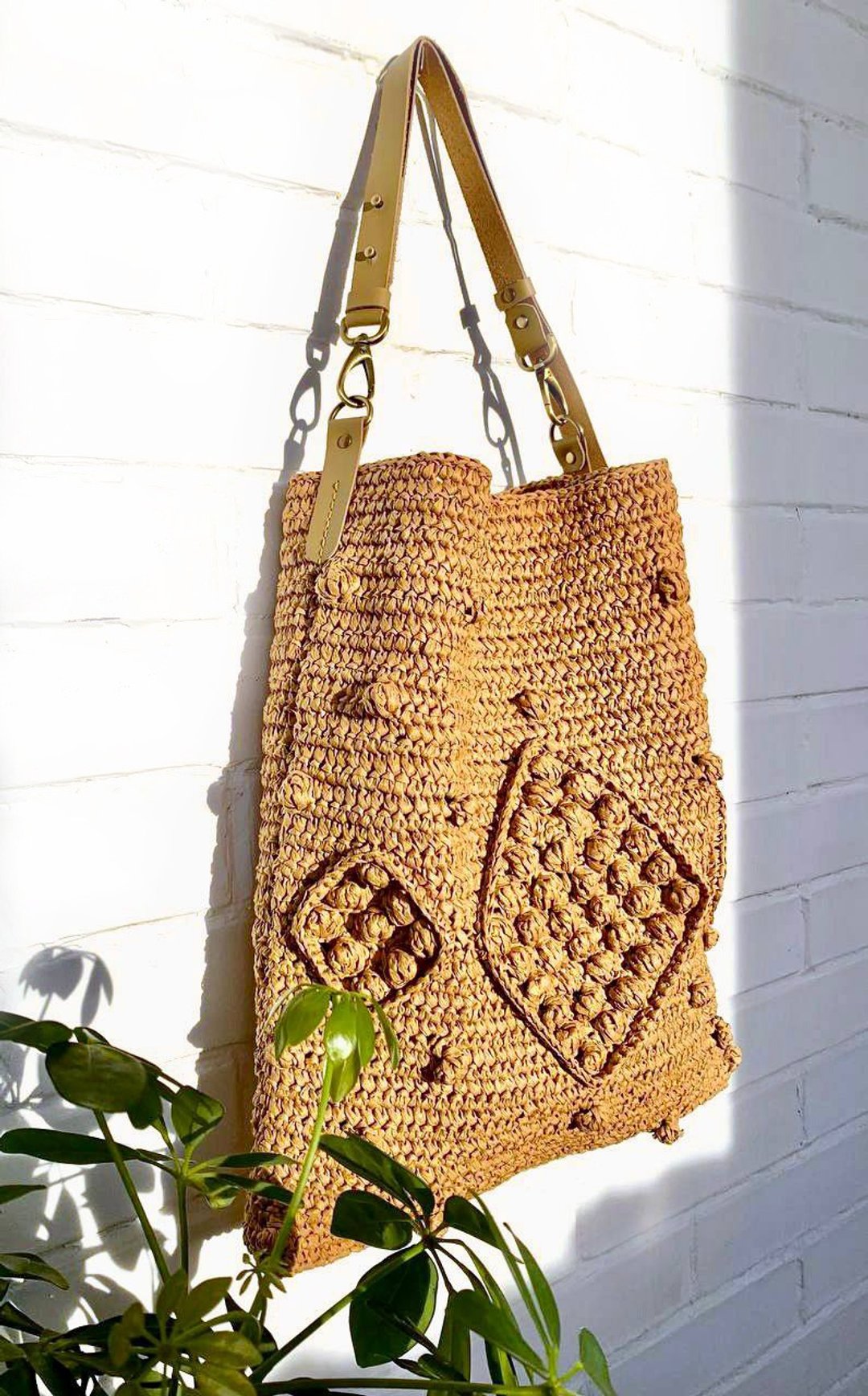 Hobo bag in Raffia, Crochet raffia bag, Shoulder bag, Designer tote bag - 手提包/手提袋 - 棉 咖啡色
