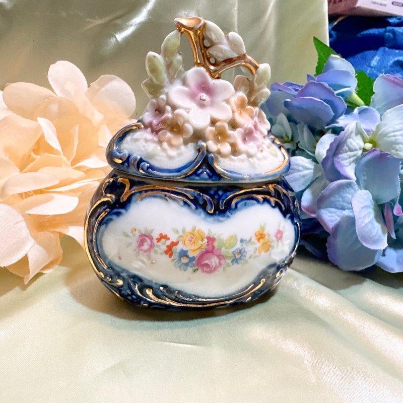 【西洋古董饰品】美葡萄牙手工 陶瓷蛋花卉金边釉彩蓝饰品盒雕花 - 调味罐/酱料瓶 - 贵金属 多色