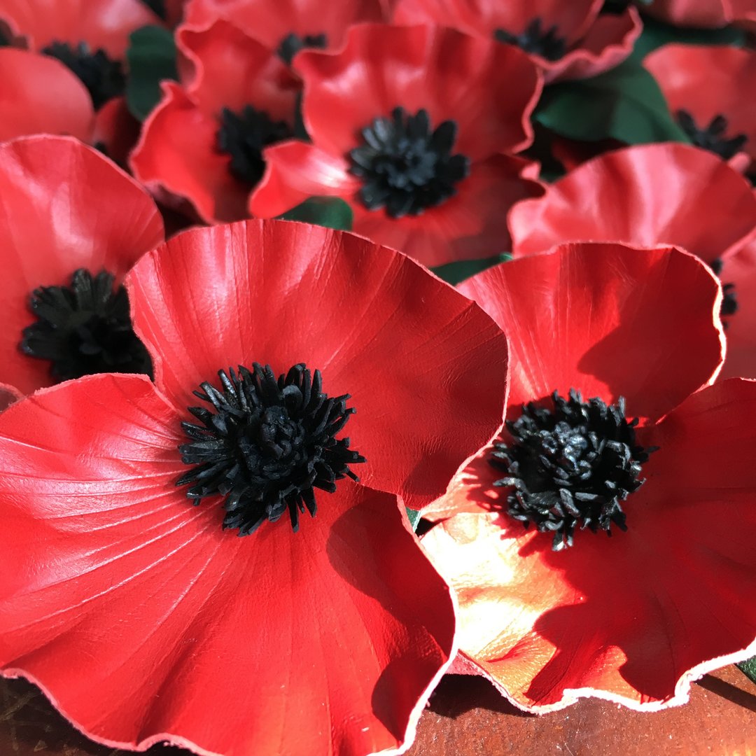 经典款皮革虞美人襟针配绿叶【红花】【Poppy】 - 胸针 - 真皮 红色