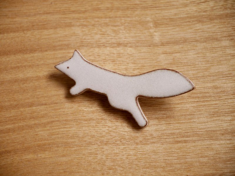 Ceramic fox brooch - 胸针 - 陶 白色