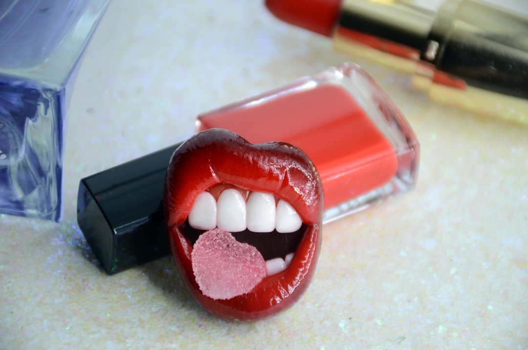 Sexy red lips with gummy heart pin,Glossy sweet lips brooch, Mouth with candy - 胸针 - 塑料 红色