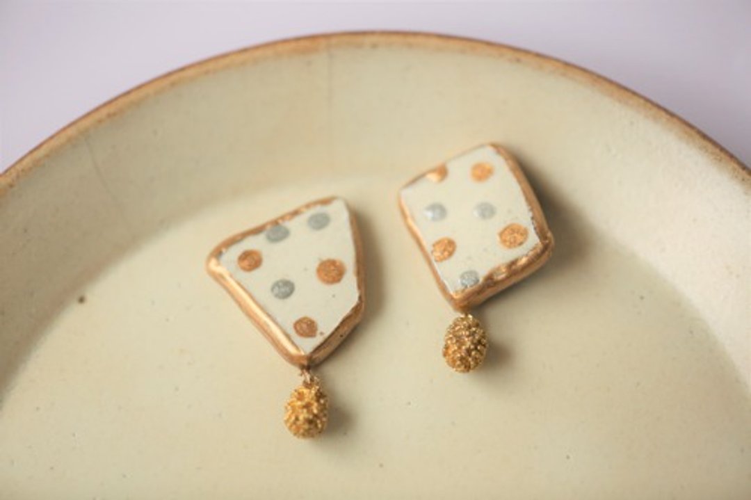 Karatsu ware porcelain piece x Kintsugi 14KGF pierced Clip-On(pine cone, dot pattern) - 耳环/耳夹 - 陶 