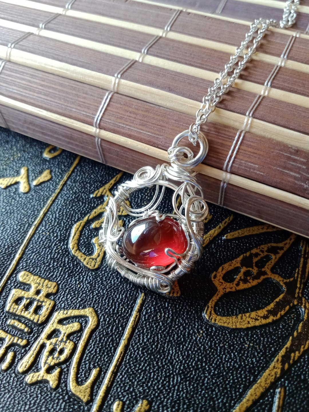 佚名山河。项链。红橙石榴石。金属编织。附仿皮绳 - 项链 - 宝石 红色
