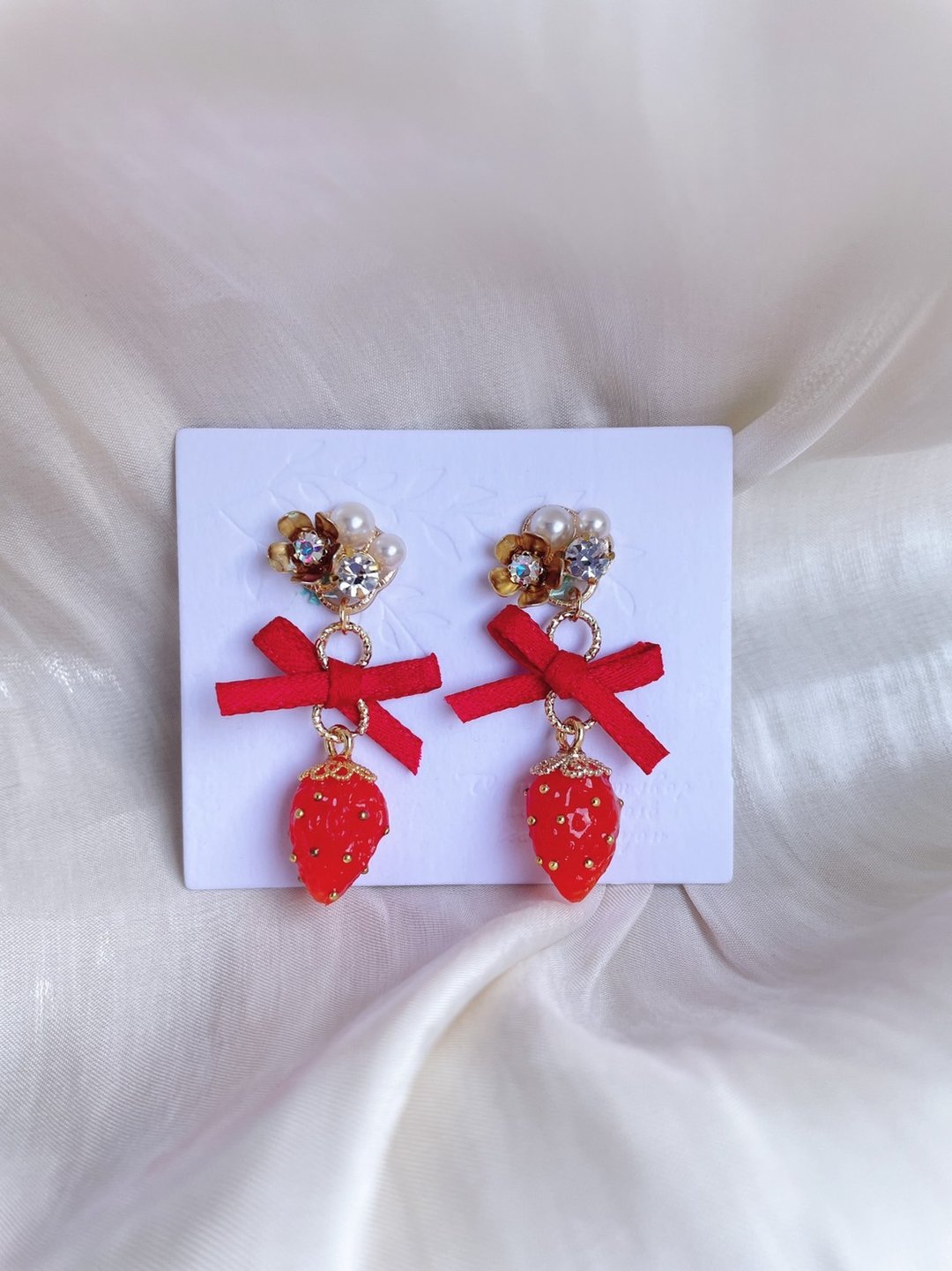 艾莉儿手作//花花水钻草莓蝴蝶结 耳针耳环 可改夹式 - 耳环/耳夹 - 其他金属 白色