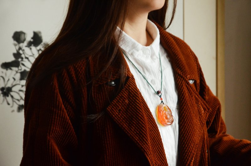 【善缘】Amber天然琥珀原石雕刻弥勒佛像项链 - 项链 - 宝石 橘色