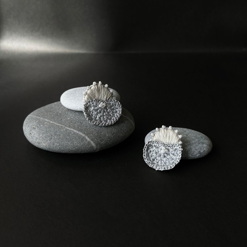 | 茷 | 耳针/耳夹 | #225 | 手刺绣钩织耳环 - 雪贝 - 耳环/耳夹 - 绣线 银色