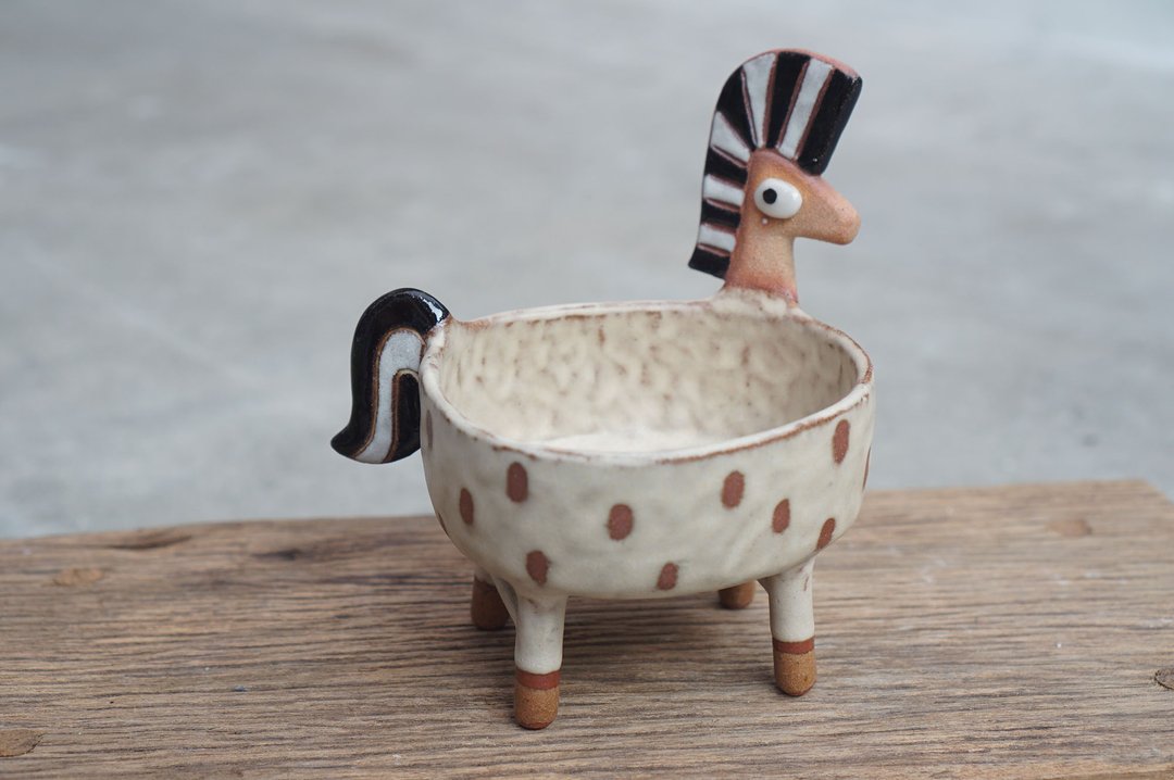 Horse chair,Plant pot plate handmade ceramic - 花瓶/陶器 - 陶 卡其色