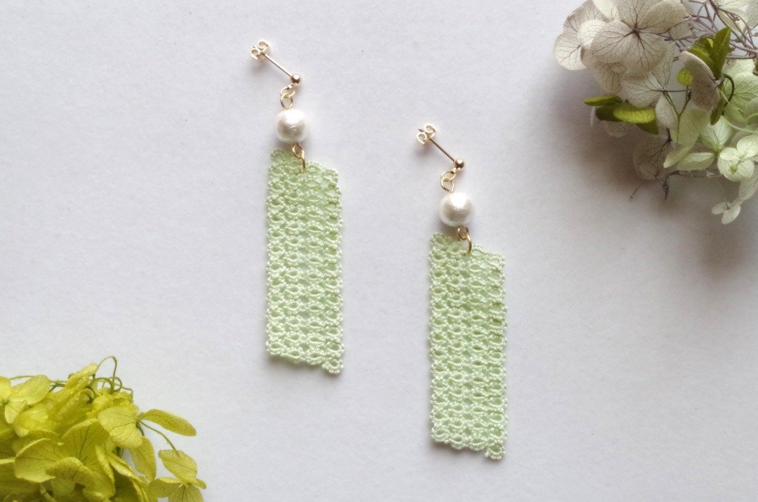 Tatting lace strip and cotton pearl pierced earrings・Bright grass - 耳环/耳夹 - 棉 绿色