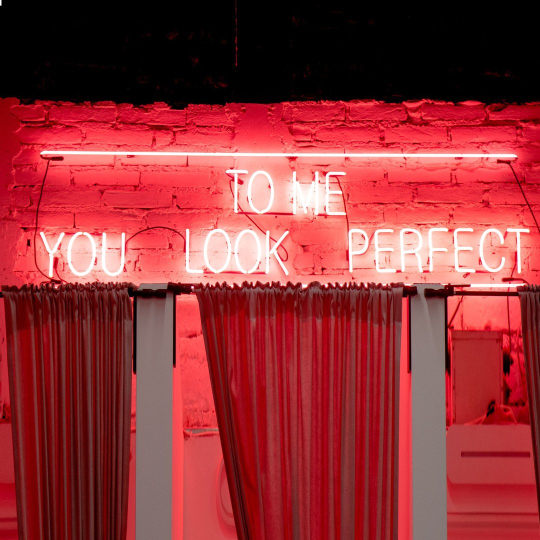TO ME YOU LOOK PERFECT霓虹灯LED发光字Neon Sign聚会礼物结婚 - 灯具/灯饰 - 压克力 透明