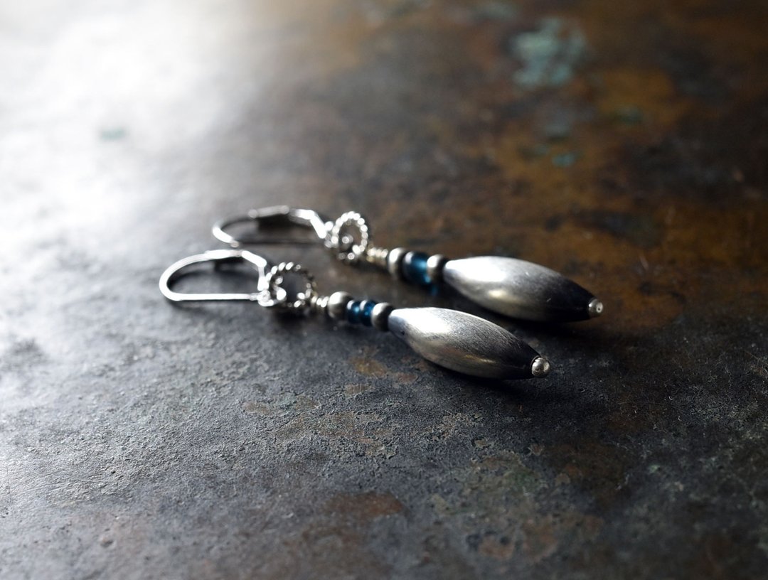 Navajo Pearl and Indigo Blue Bead Ansymmetry Earrings - 耳环/耳夹 - 其他金属 银色