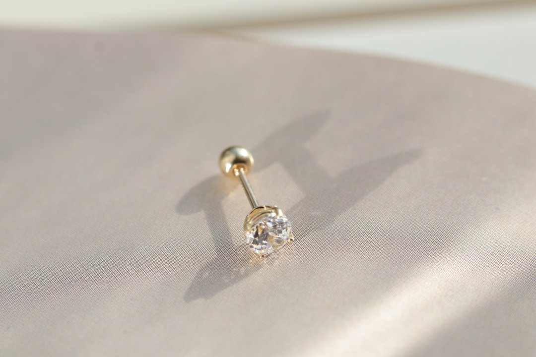 纯14K Round CZ Piercing 圆钻锁珠耳环(改良版) (4mm) (单个) - 耳环/耳夹 - 贵金属 金色