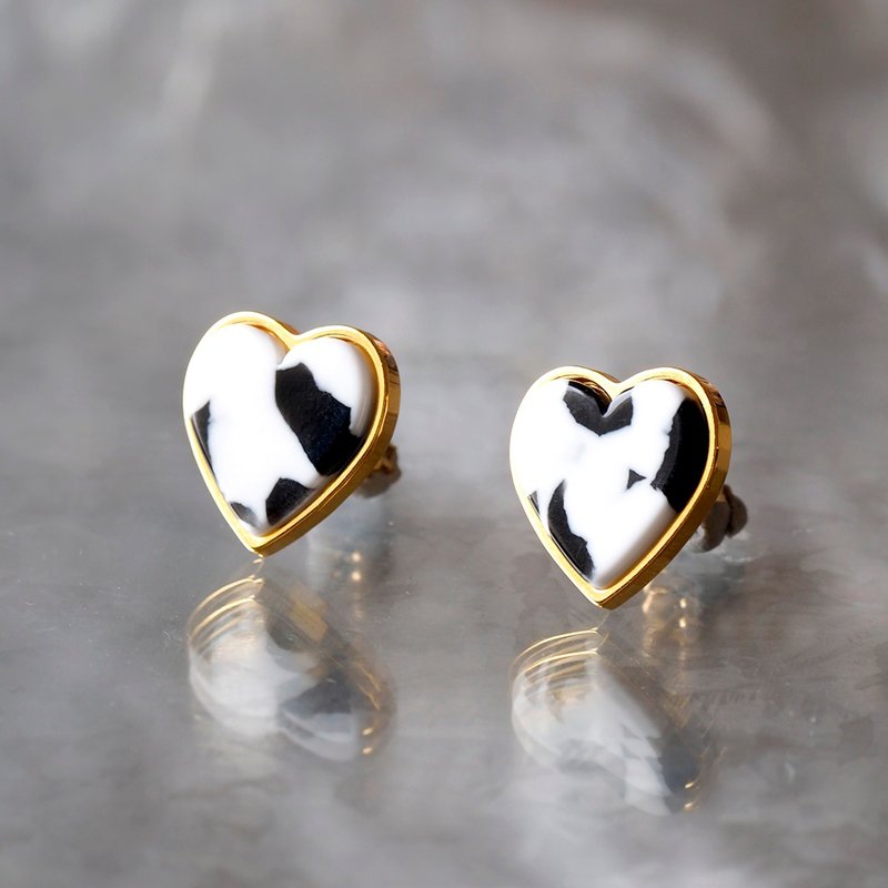 Heart stud earrings White and black - 耳环/耳夹 - 其他金属 白色