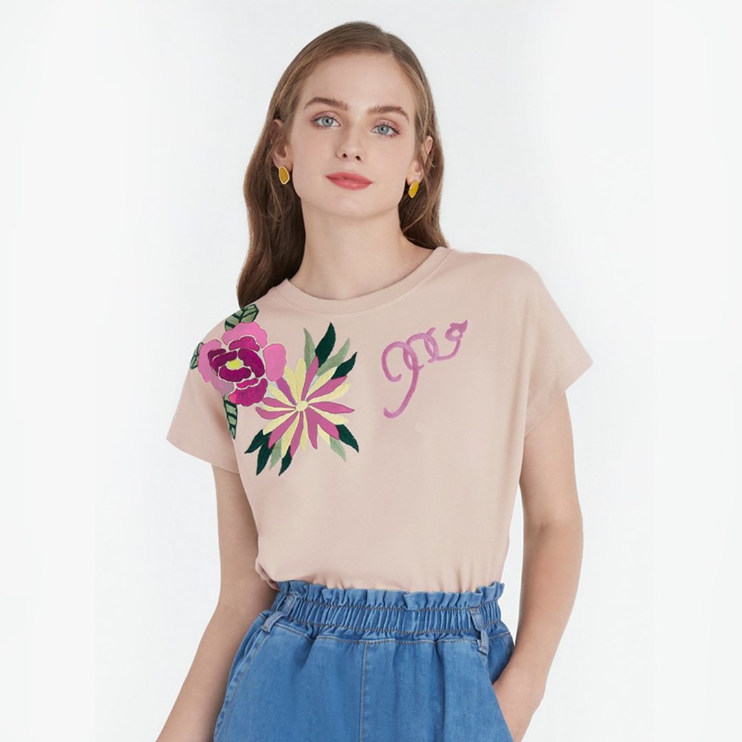 Round neck T-shirt with hands embroidery - 女装 T 恤 - 其他材质 粉红色