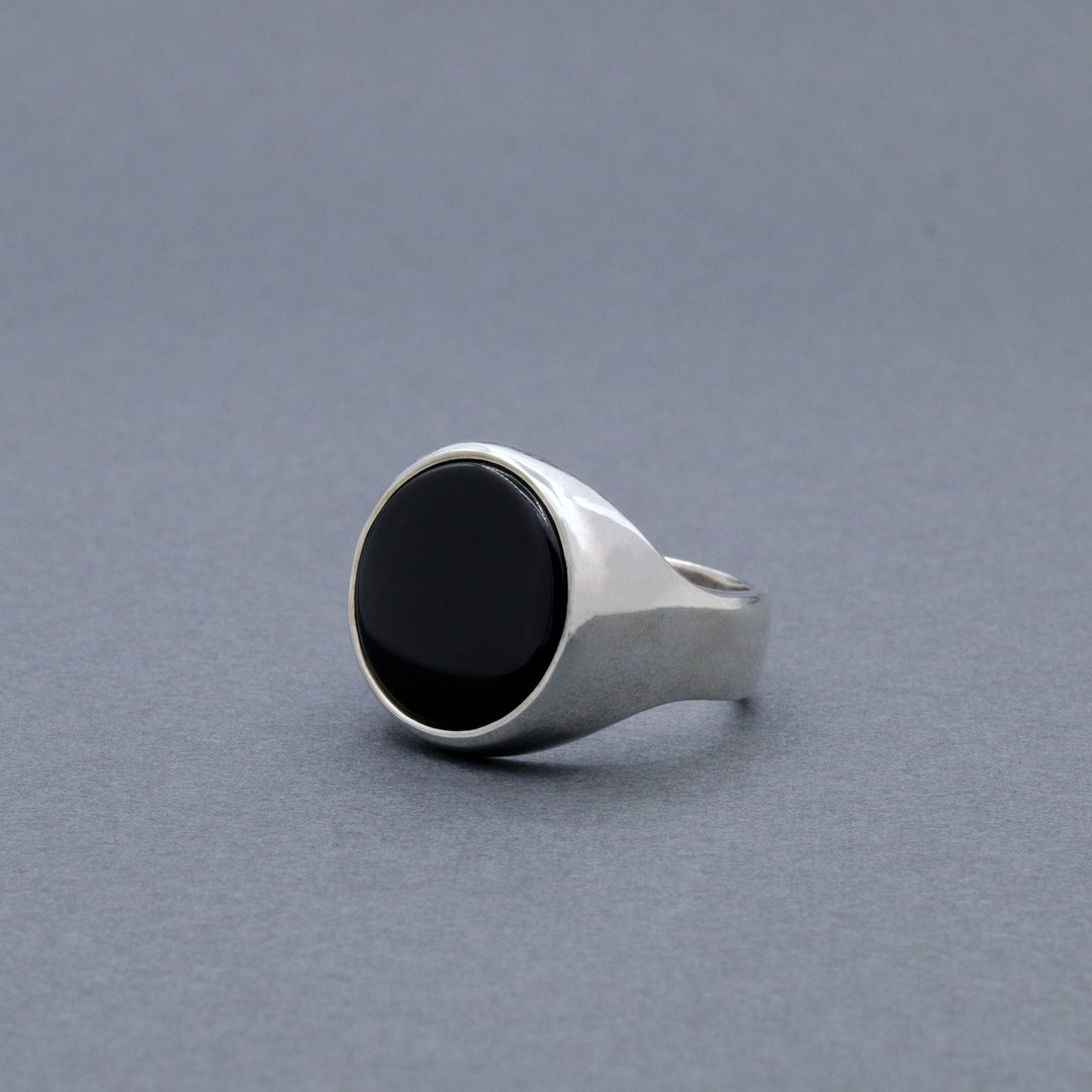 Black Onyx Cabochon Signet Ring - 戒指 - 其他金属 黑色