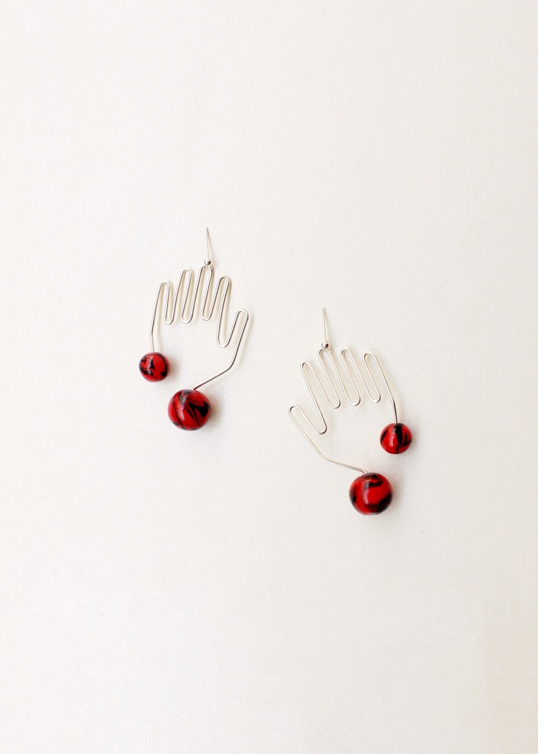 Hej, Hand Shaped Wire Earrings in silver with Red detail. - 耳环/耳夹 - 粘土 红色