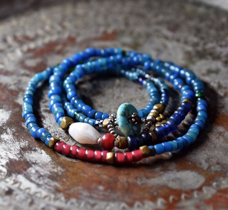 纳加族古董珠与非洲出土玛瑙、金赤怀旧心形珠、蓝色与靛蓝色珠子、旧奥里萨黄铜项链 绿松石扣头 - 项链 - 玻璃 蓝色