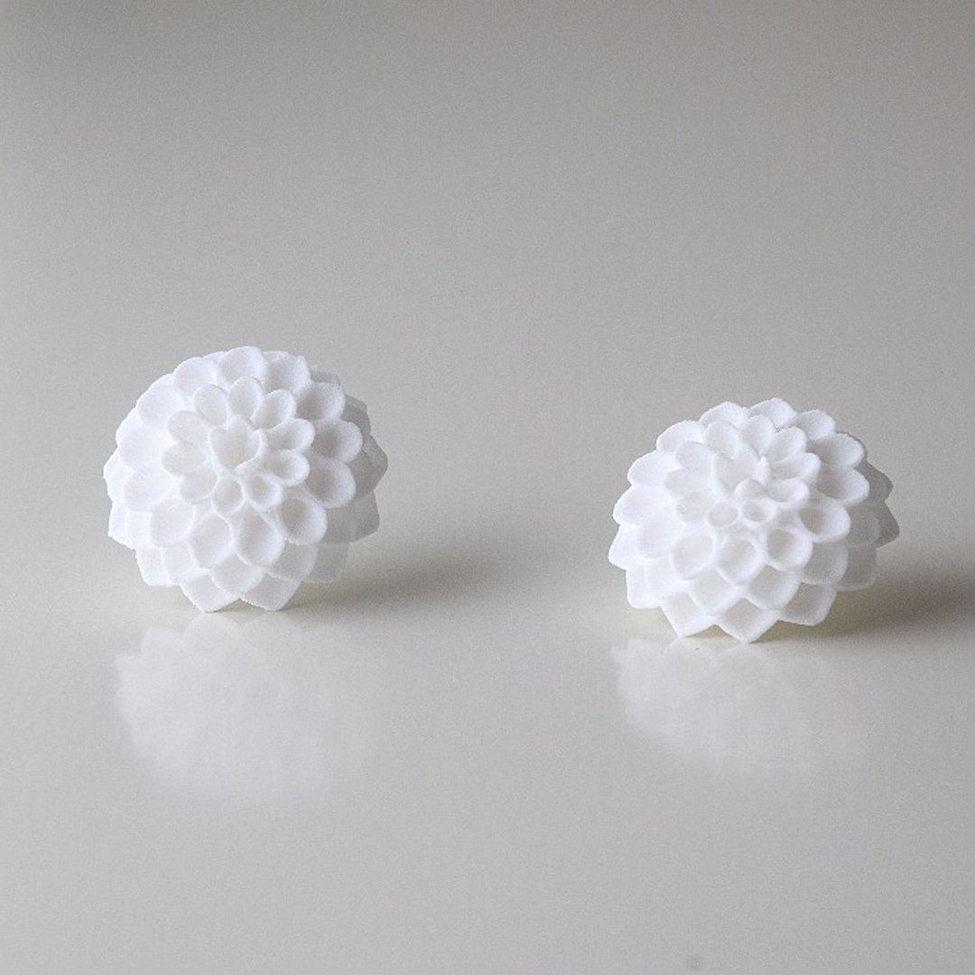 Dahlia white earrings - 耳环/耳夹 - 塑料 白色