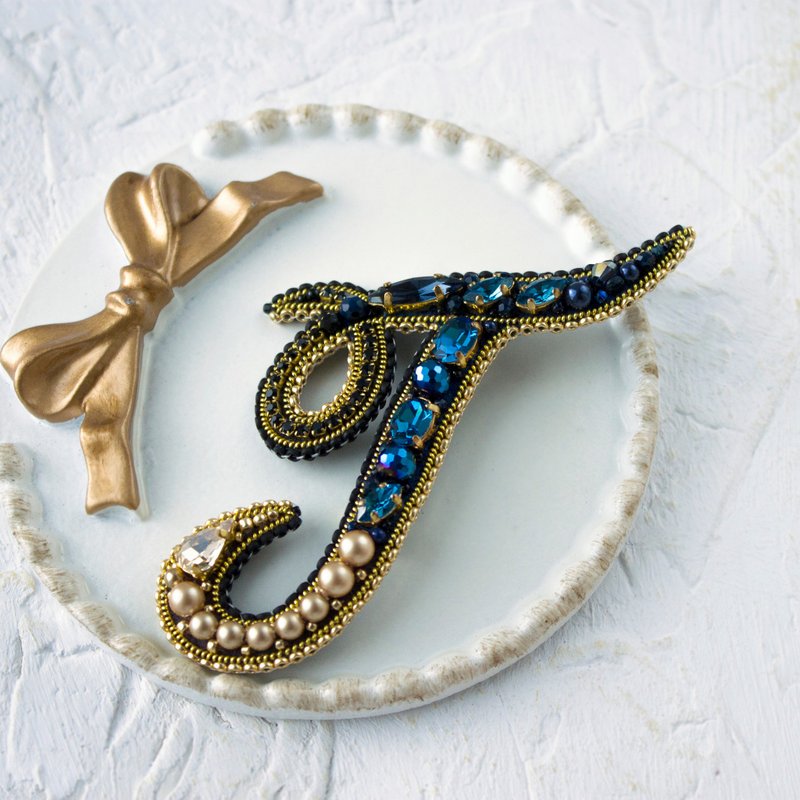Beaded Brooch Royal Blue English Letter.Embroidered Brooch.Customized Gift - 胸针 - 珍珠 金色