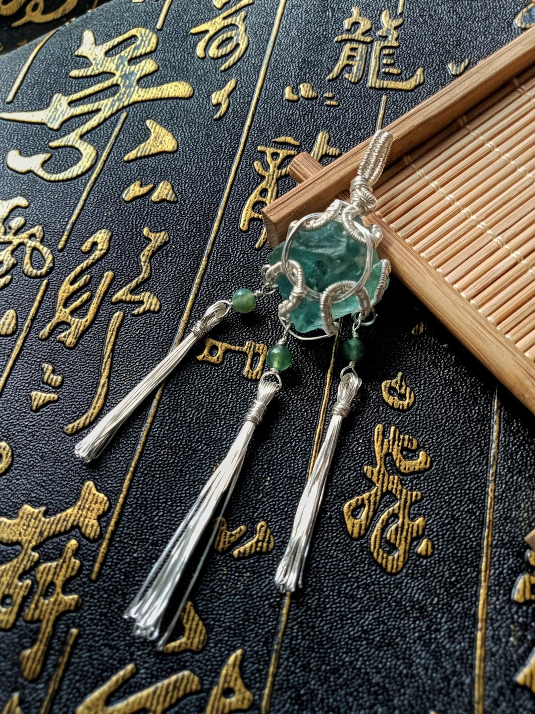 佚名山河。项链。萤石原矿流苏苏。萤石。金属编织 - 项链 - 宝石 绿色