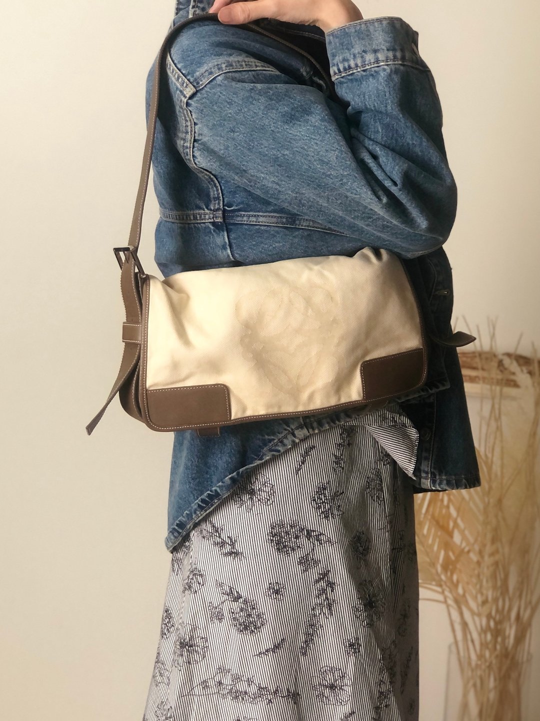 【日本直送 名牌二手包】LOEWE 罗威纳 侧背包 米色 Anagram 帆布 单肩包 vintage 老品 u8w446 - 侧背包/斜挎包 - 棉 咖啡色