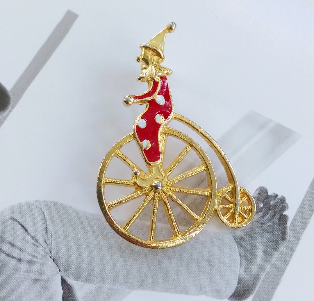西洋古董饰品。人物主题 杂技小丑   别针 - 徽章/别针 - 其他金属 金色