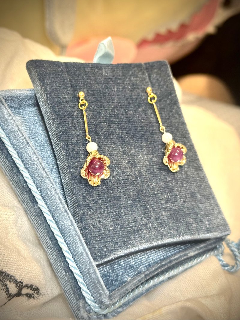 水晶系列 - 金花紫玉髓白蝶贝花朵垂坠耳环 - 耳环/耳夹 - 水晶 金色