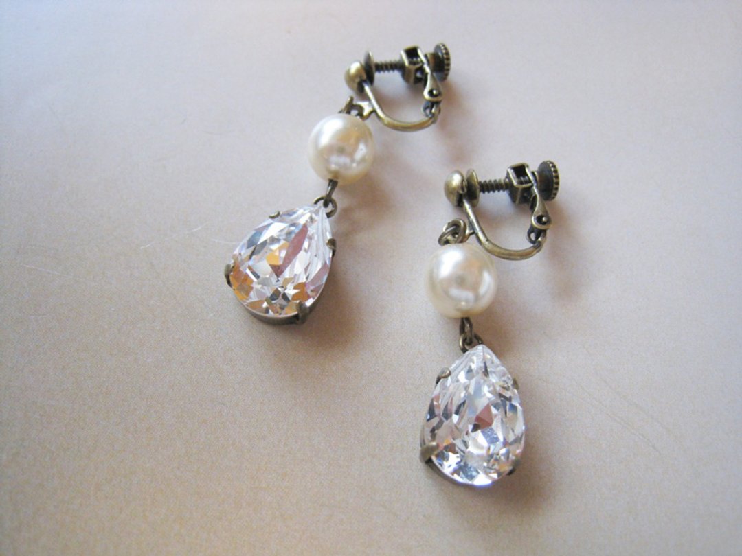 Silky Pearl &amp; Swarovski Crystal Drop Earrings / ED : Cream - 耳环/耳夹 - 珍珠 金色