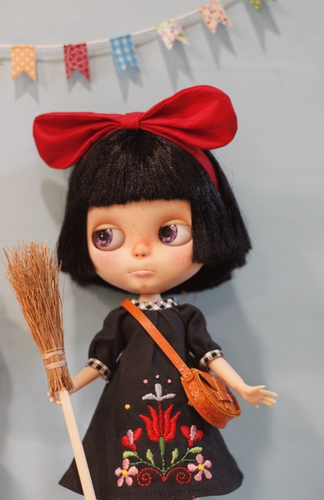 Blythe小布、Licca莉卡尺寸手工花刺绣洋装加原皮小背包魔女组合 - 洋装/连衣裙 - 棉 多色