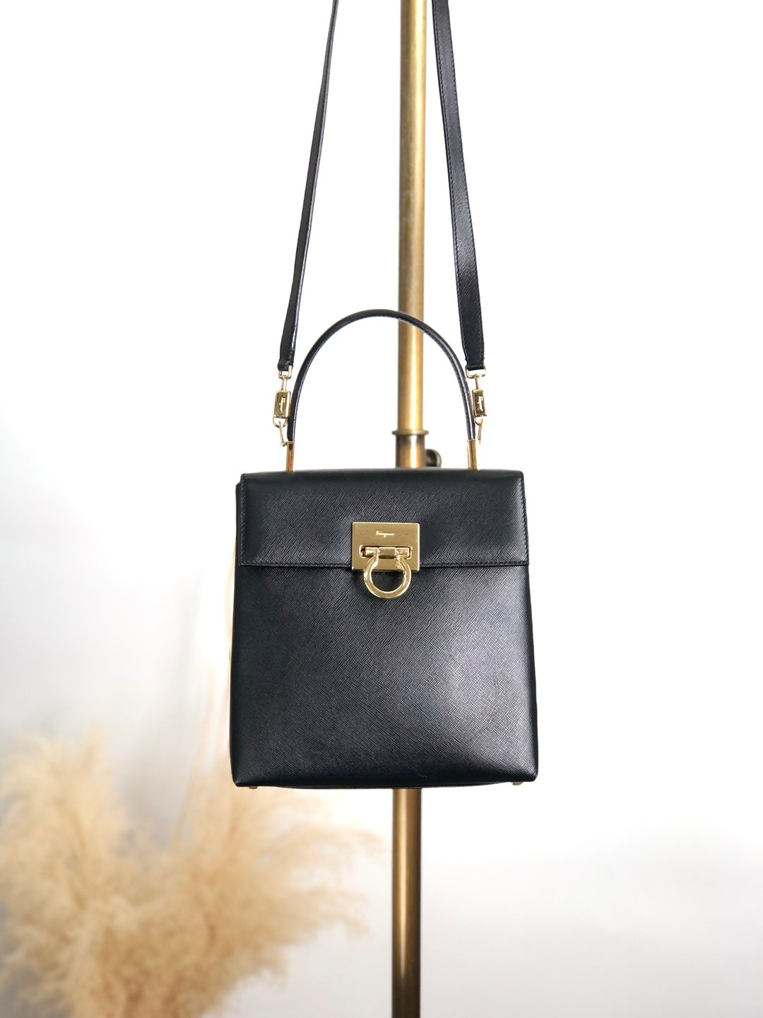 【VintageShop solo 日本直送中古包专卖店】Salvatore Ferragamo 侧肩包 黑色 Gancini 牛革 2way vintage hdmvm4 - 侧背包/斜挎包 - 真皮 黑色