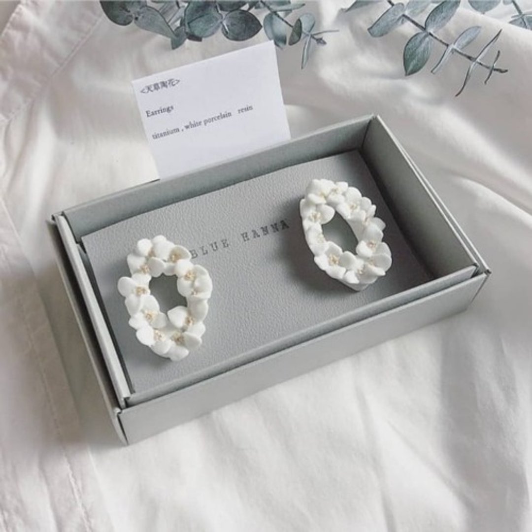 White porcelain Amakusa pottery earrings Oval wreath - 耳环/耳夹 - 陶 白色
