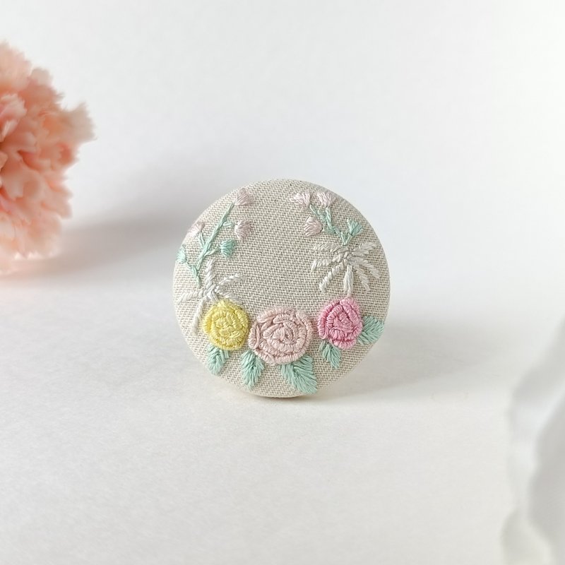 柔和的彩色玫瑰花环刺绣胸针 - 胸针 - 棉．麻 粉红色