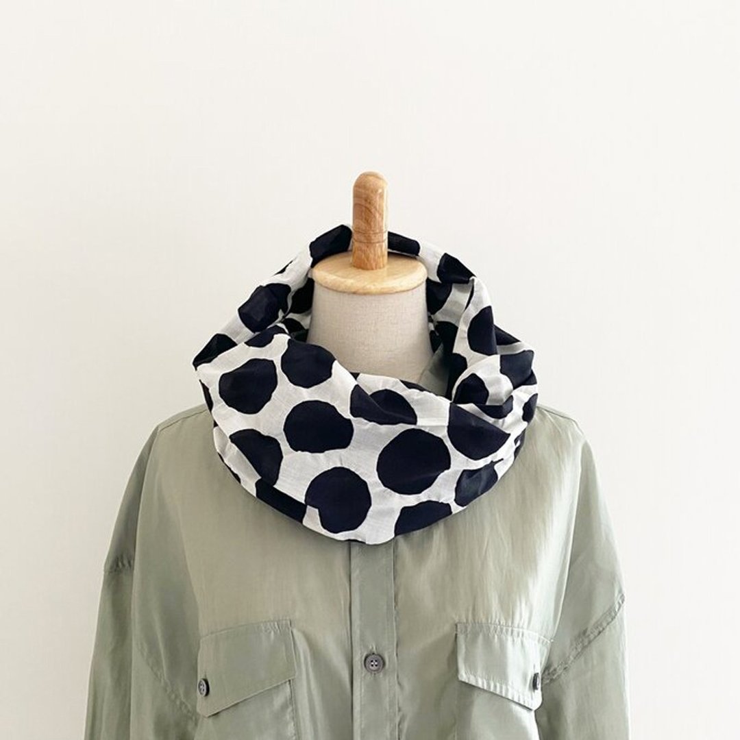 Spring-summer snood with a large dot pattern design with plenty of impact Black and white monotone polka dot pattern Made in Japan - 围巾/披肩 - 棉 多色