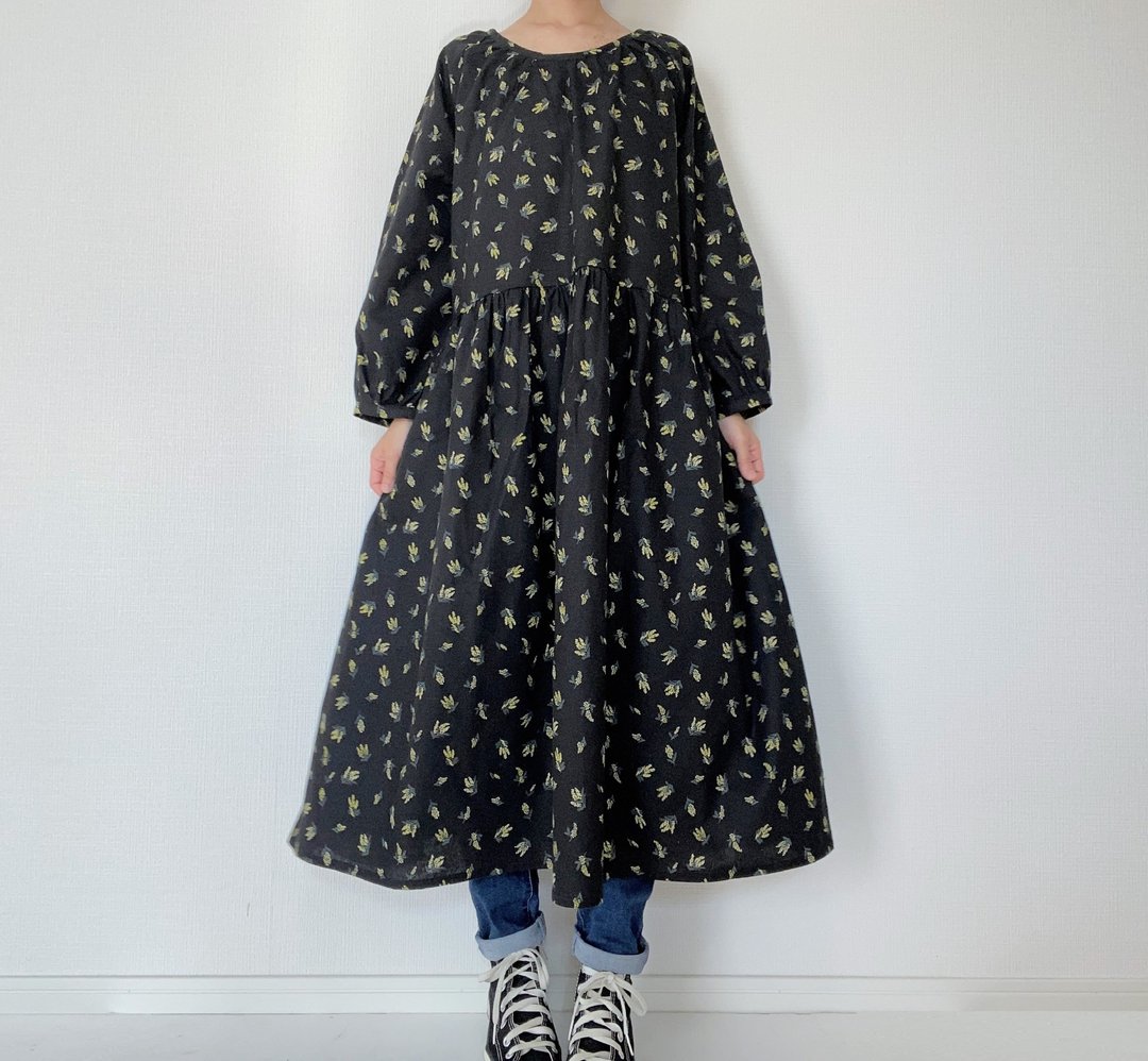 mimosa　Floral　Long sleeve raglan dress　cotton　black - 洋装/连衣裙 - 棉．麻 黑色