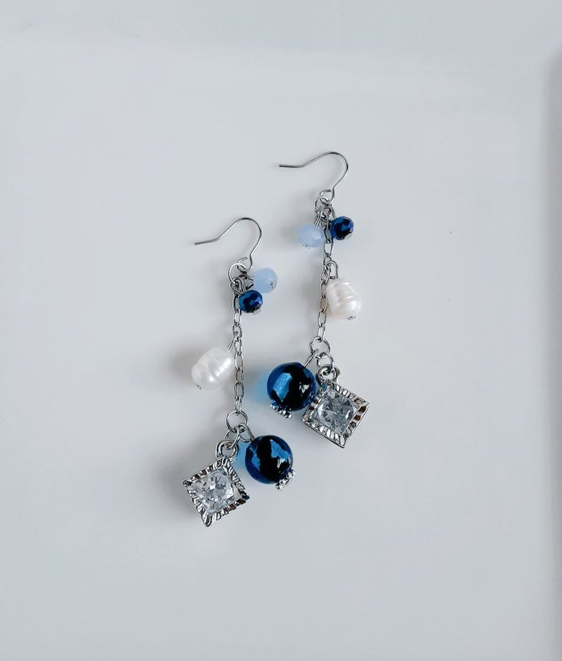 时尚长耳针，饰有玻璃珠、锆石方形吊坠和淡水珍珠。深海蓝淡水珍珠。低致敏性。可用作耳针或耳夹。 - 耳环/耳夹 - 玻璃 蓝色
