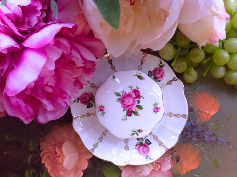 ♥安妮疯古物♥英国骨瓷皇家阿尔巴特Royal Albert 22k镶金玫瑰珠宝盒 饰品盒 糖果盒 - 收纳用品 - 瓷 多色