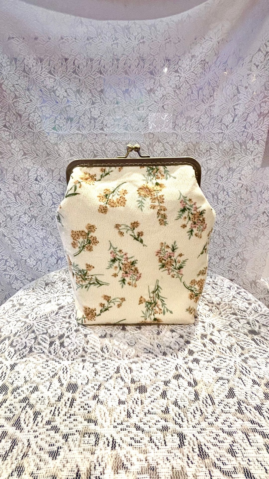 MBC 人手制 15cm 方形口金 灯芯绒小黄花 米色 - 侧背包/斜挎包 - 棉．麻 白色