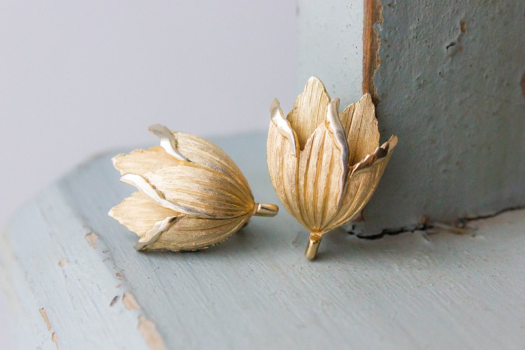 Vintage Trifari flower earrings Brushed gold tulip clip earrings - 耳环/耳夹 - 其他金属 金色