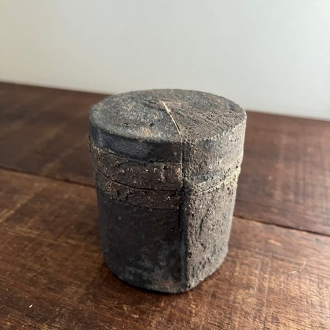 Pinkoi 代购 -  黑釉黑土纹“笠带”盖器（茶器） - 其他 - 陶 