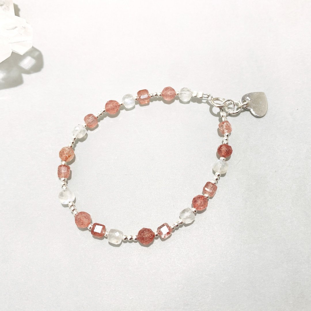 Ops Strawberry Crystal Moonstone bracelet-草莓晶/月光石/爱心 - 手链/手环 - 其他金属 粉红色