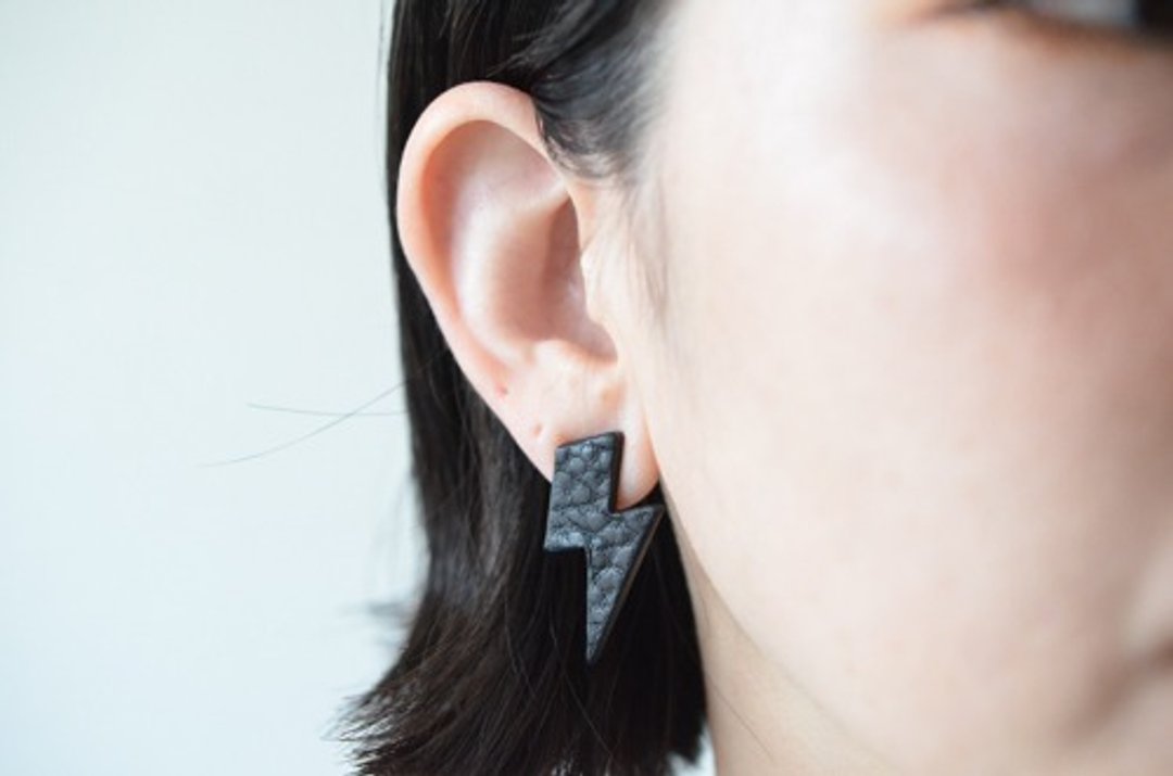 Thunder [leather earrings / Clip-On] black - 耳环/耳夹 - 真皮 黑色