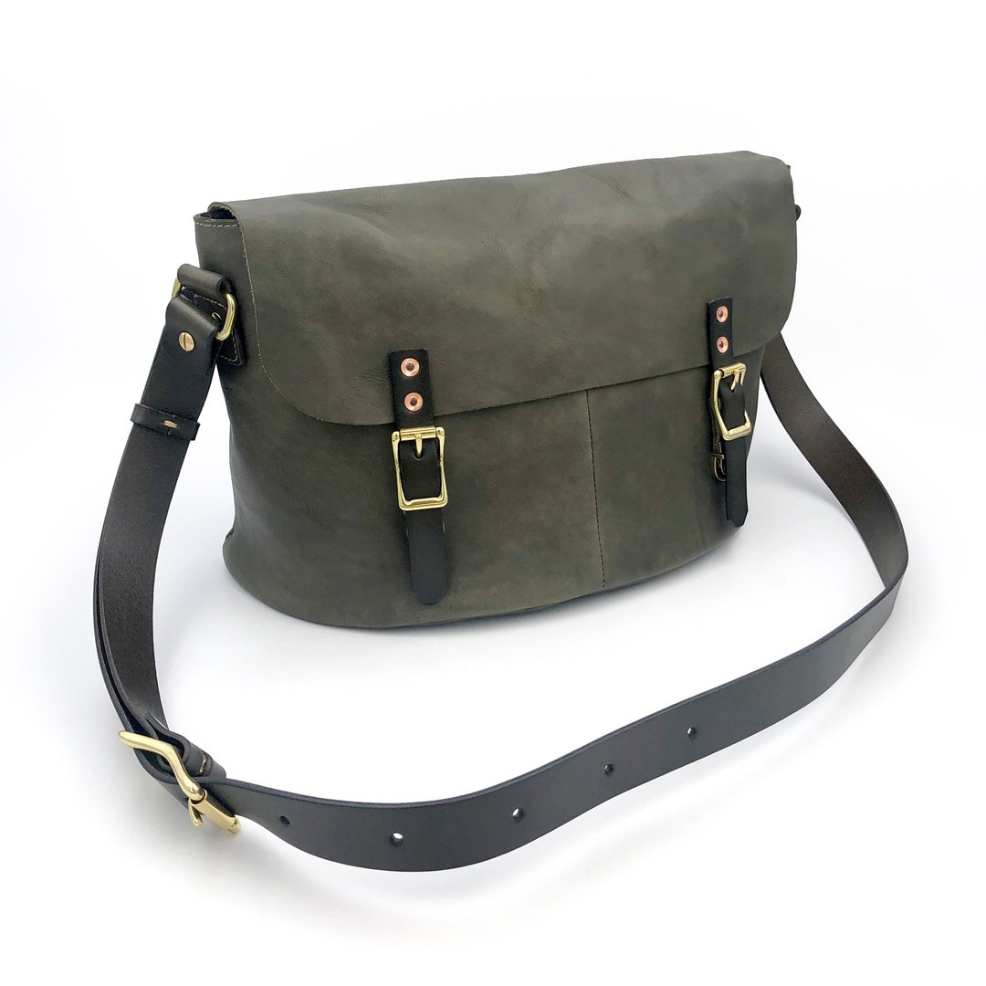 手工植鞣皮革-宽底邮差包 leather messenger bag - 侧背包/斜挎包 - 真皮 多色