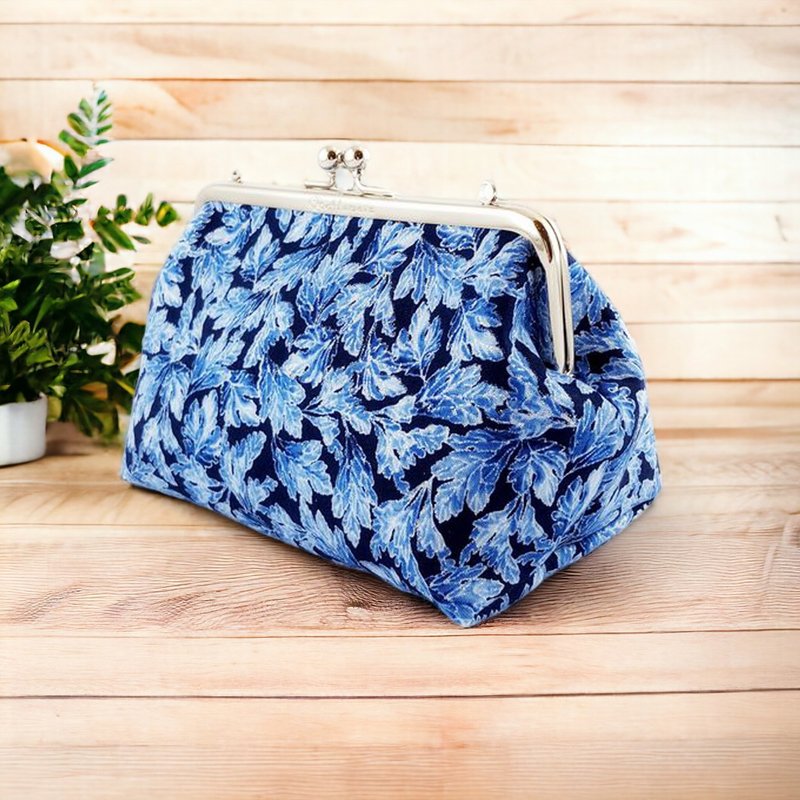 【绝版特惠】艾拉蔓手工teaTime大口金小废包-叶影 - 化妆包/杂物包 - 棉．麻 