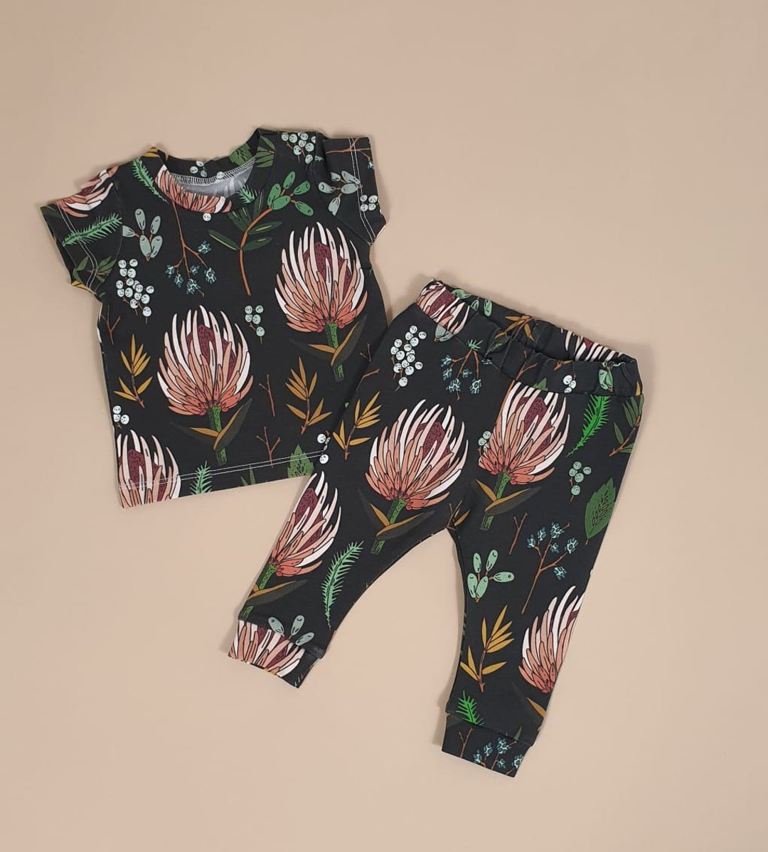 Newborn clothes set of 2: baby t-shirt and leggings, size 0-3 months - 满月礼盒 - 棉 