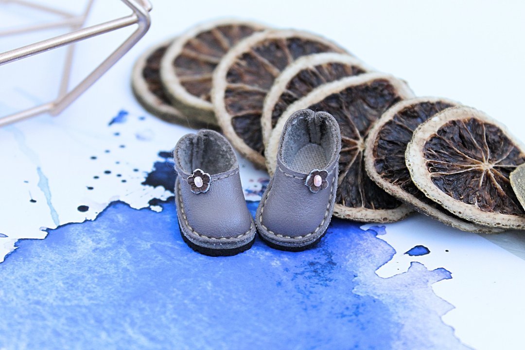 Blythe doll shoes of gray-beige color with flowers 25mm - 玩偶/公仔 - 真皮 卡其色