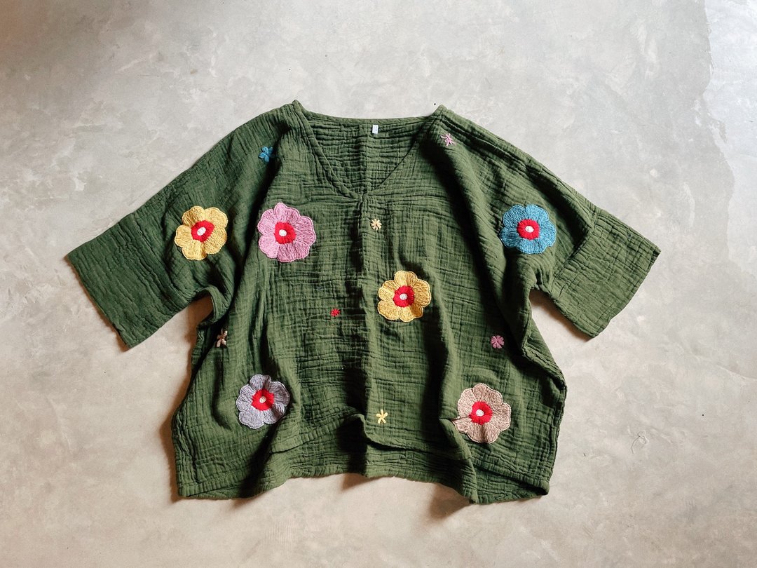Flower V-neck shirt - 女装上衣 - 棉 橘色