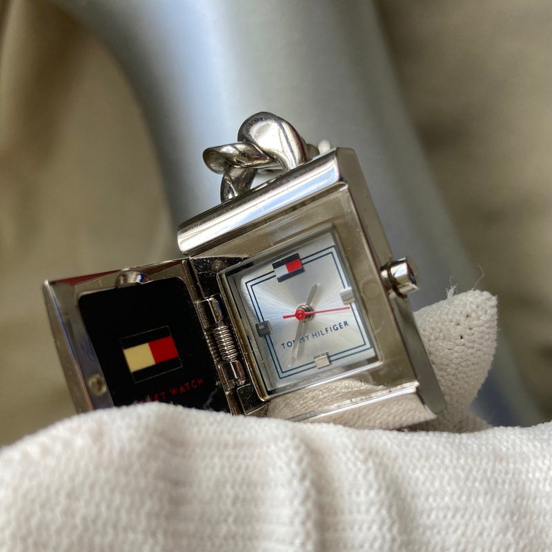 TOMMY HILFIGER 特殊翻盖式表壳 链带式不锈钢表带 学院 古董表 - 女表 - 其他金属 银色