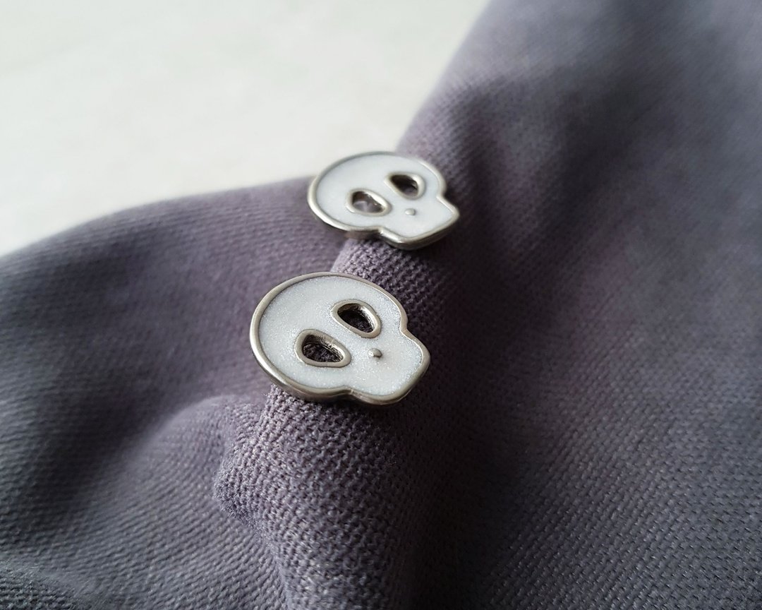 Skull stud earrings, White metal and enamel skull earrings - 耳环/耳夹 - 珐琅 白色